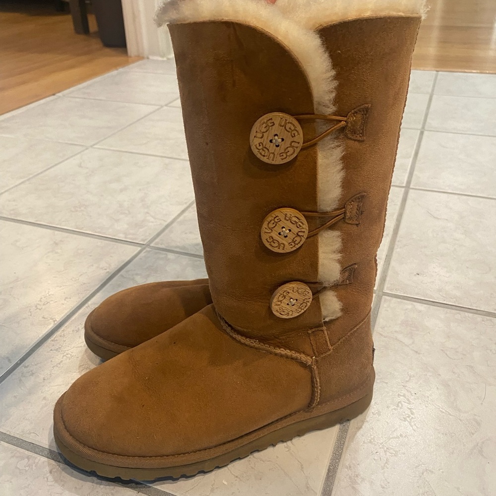 Tall Bailey Button Uggs. Size 6.